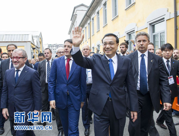 10月16日，中國(guó)國(guó)務(wù)院總理李克強(qiáng)在米蘭與意大利總理倫齊共同出席第五屆中意創(chuàng)新合作周大會(huì)并致辭。這是李克強(qiáng)抵達(dá)位于米蘭理工大學(xué)的會(huì)場(chǎng)。新華社記者王曄攝