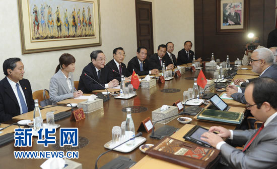 11月3日，全國政協(xié)主席俞正聲在拉巴特會見摩洛哥政府首腦本·基蘭。 新華社記者 張鐸 攝