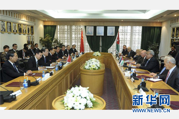 11月9日，正在約旦進(jìn)行正式友好訪問(wèn)的全國(guó)政協(xié)主席俞正聲在安曼與約旦參議長(zhǎng)拉瓦比德進(jìn)行會(huì)談。 新華社記者 張鐸 攝 