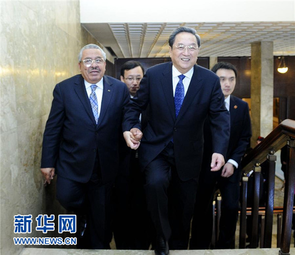 11月9日，正在約旦進(jìn)行正式友好訪問(wèn)的全國(guó)政協(xié)主席俞正聲在安曼與約旦參議長(zhǎng)拉瓦比德進(jìn)行會(huì)談。這是會(huì)談前，俞正聲與拉瓦比德攜手步入會(huì)場(chǎng)。新華社記者 張鐸 攝 