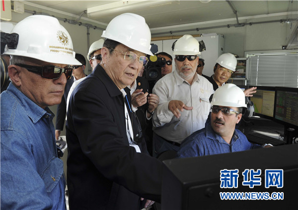 11月8日，正在約旦進(jìn)行正式友好訪問(wèn)的全國(guó)政協(xié)主席俞正聲在安曼參觀阿拉伯鉀肥公司。這是俞正聲在采鹽船上仔細(xì)詢(xún)問(wèn)開(kāi)采情況。 新華社記者 張鐸 攝