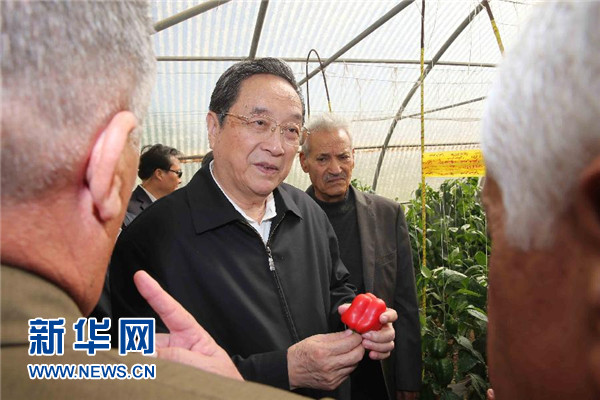 11月8日，正在約旦進(jìn)行正式友好訪問(wèn)的全國(guó)政協(xié)主席俞正聲在約旦河谷參觀碩果農(nóng)業(yè)合作社。 新華社記者 劉衛(wèi)兵 攝 