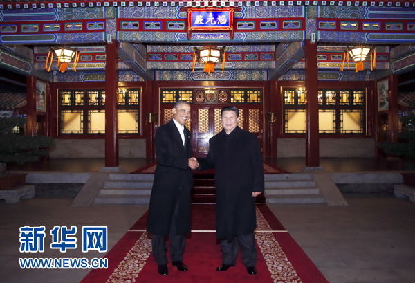 11月11日晚，國家主席習(xí)近平在中南海同美國總統(tǒng)奧巴馬舉行會晤。這是兩國元首在瀛臺涵元殿前握手。 新華社記者鞠鵬攝