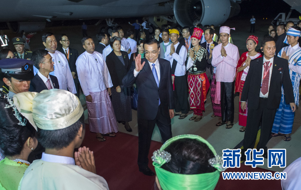 11月12日，中國國務(wù)院總理李克強(qiáng)抵達(dá)內(nèi)比都，出席東亞合作領(lǐng)導(dǎo)人系列會議并對緬甸進(jìn)行正式訪問。 新華社記者王曄攝