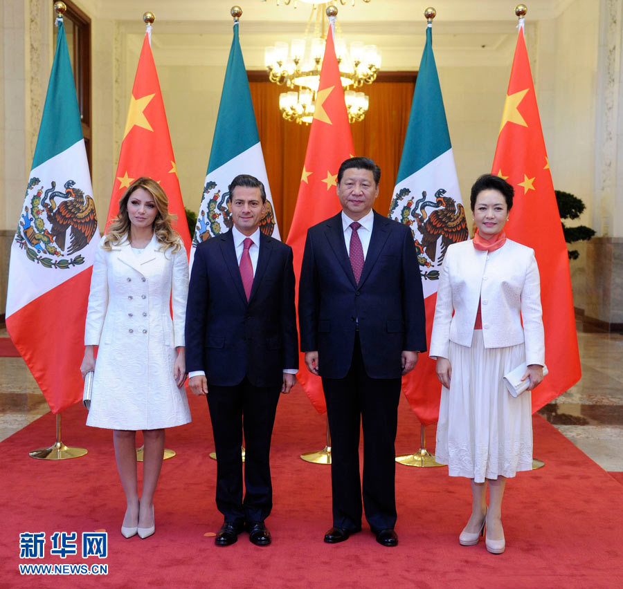 11月13日，國家主席習(xí)近平在北京人民大會堂北大廳舉行儀式，歡迎墨西哥總統(tǒng)培尼亞對中國進(jìn)行國事訪問。這是習(xí)近平和夫人彭麗媛同培尼亞夫婦合影。 新華社記者 張鐸 攝