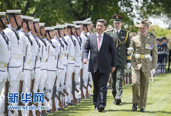 11月17日，中國(guó)國(guó)家主席習(xí)近平在堪培拉會(huì)見澳大利亞總督科斯格羅夫。會(huì)見前，科斯格羅夫在總督府草坪為習(xí)近平舉行隆重歡迎儀式。新華社記者謝環(huán)馳 攝 