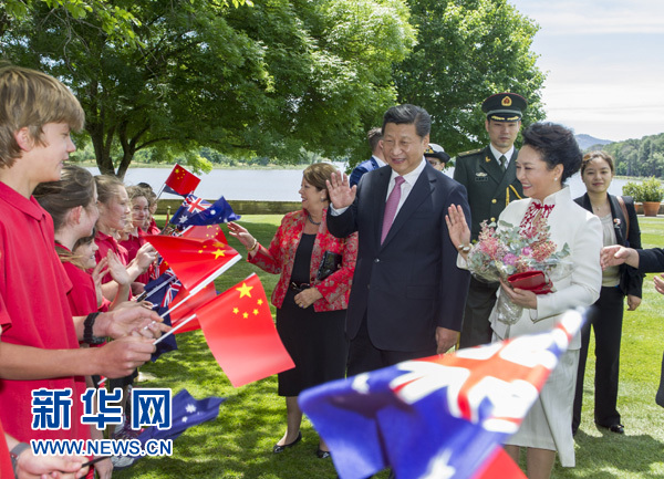 11月17日，中國(guó)國(guó)家主席習(xí)近平在堪培拉會(huì)見澳大利亞總督科斯格羅夫。會(huì)見前，科斯格羅夫在總督府草坪為習(xí)近平舉行隆重歡迎儀式。習(xí)近平和夫人彭麗媛抵達(dá)時(shí)，受到科斯格羅夫總督夫婦熱情迎接。新華社記者謝環(huán)馳 攝 