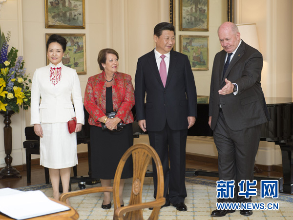 11月17日，中國(guó)國(guó)家主席習(xí)近平在堪培拉會(huì)見澳大利亞總督科斯格羅夫。會(huì)見前，科斯格羅夫在總督府草坪為習(xí)近平舉行隆重歡迎儀式。習(xí)近平和夫人彭麗媛抵達(dá)時(shí)，受到科斯格羅夫總督夫婦熱情迎接。新華社記者黃敬文 攝 