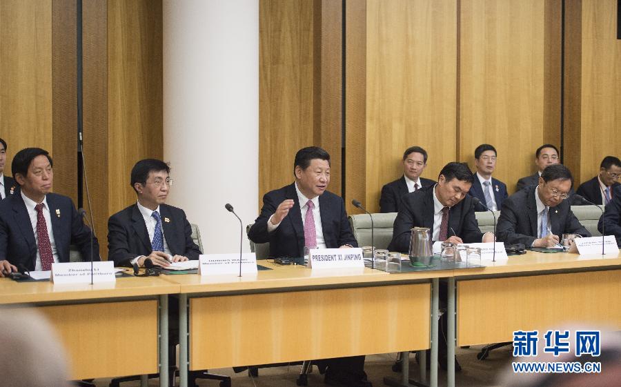 11月17日，國家主席習(xí)近平在堪培拉和澳大利亞總理阿博特共同出席第四屆中澳工商界首席執(zhí)行官圓桌會。這次會議是由澳大利亞企業(yè)領(lǐng)袖理事會和中國國家開發(fā)銀行共同組織承辦的。新華社記者 謝環(huán)馳 攝 