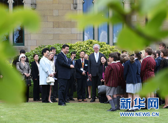 11月18日，國(guó)家主席習(xí)近平在澳大利亞塔斯馬尼亞州與朗塞斯頓市斯科奇－歐克伯恩小學(xué)的小學(xué)生共同植樹。新華社記者 馬占成 攝