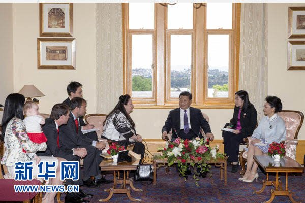 11月18日，國(guó)家主席習(xí)近平在澳大利亞塔斯馬尼亞州參觀訪問(wèn)。這是習(xí)近平看望已故塔斯馬尼亞州前州長(zhǎng)培根的家人。新華社記者 丁林 攝