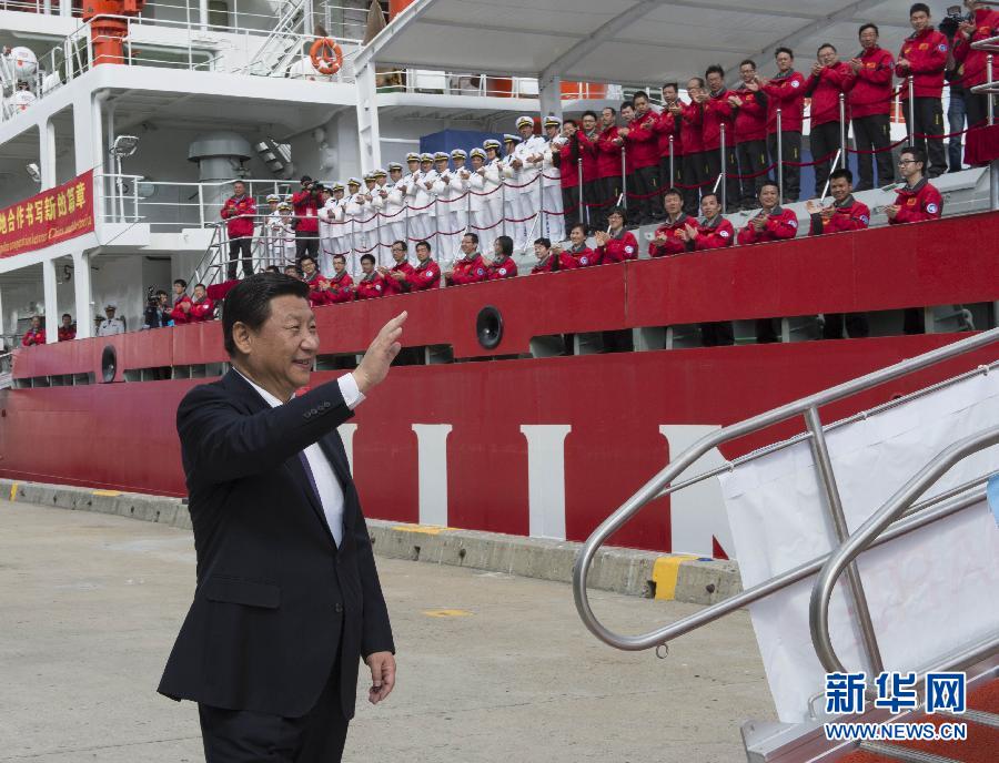 11月18日，正在澳大利亞塔斯馬尼亞州首府霍巴特訪問的中國國家主席習近平在澳大利亞總理阿博特陪同下參觀南極科考項目并慰問兩國科考人員。這是習近平在霍巴特港看望正在這里補給的“雪龍”號全體科考人員。新華社記者李學仁攝 