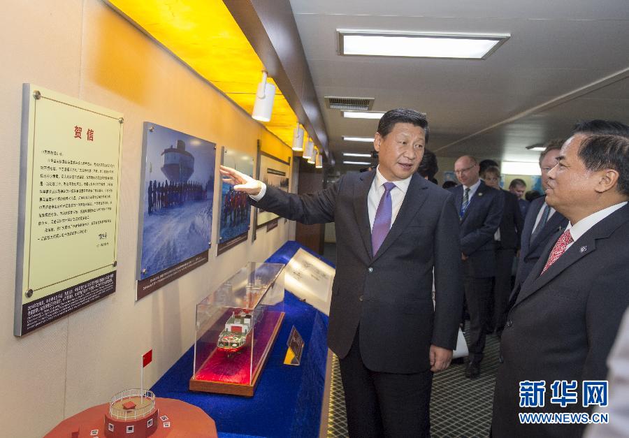 這是習近平參觀中國極地考察30周年圖片展。新華社記者李學仁攝 