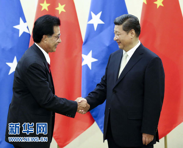 11月22日，中國國家主席習(xí)近平在斐濟楠迪會見密克羅尼西亞聯(lián)邦總統(tǒng)莫里。 新華社記者姚大偉攝 