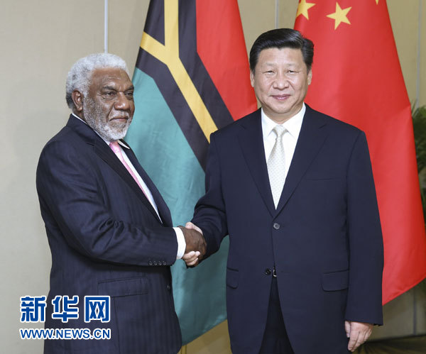 11月22日，中國國家主席習(xí)近平在斐濟楠迪會見瓦努阿圖總理納圖曼。 新華社記者姚大偉攝 