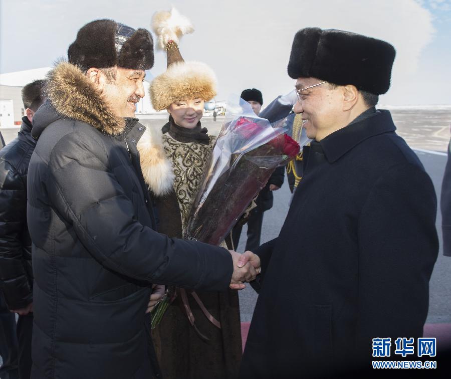 12月14日，應(yīng)哈薩克斯坦共和國總理馬西莫夫邀請，國務(wù)院總理李克強(qiáng)乘專機(jī)抵達(dá)阿斯塔納國際機(jī)場，開始對哈薩克斯坦進(jìn)行正式訪問，舉行中哈總理第二次定期會晤，并出席上海合作組織成員國政府首腦理事會第十三次會議。這是馬西莫夫到機(jī)場迎接李克強(qiáng)。新華社記者 黃敬文 攝
