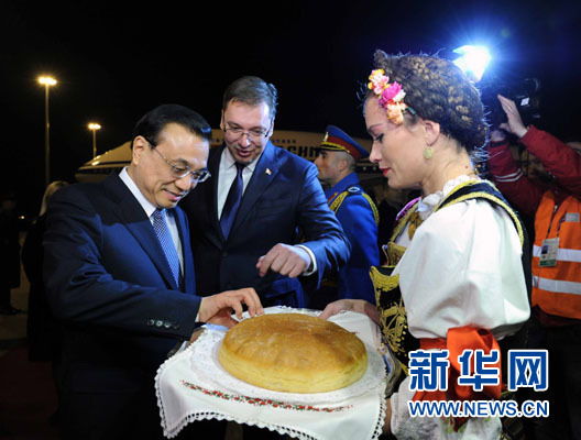 12月15日，國務(wù)院總理李克強(qiáng)抵達(dá)貝爾格萊德，出席中國－中東歐國家領(lǐng)導(dǎo)人會晤并正式訪問塞爾維亞，塞爾維亞總理武契奇到機(jī)場迎接。新華社記者 饒愛民 攝