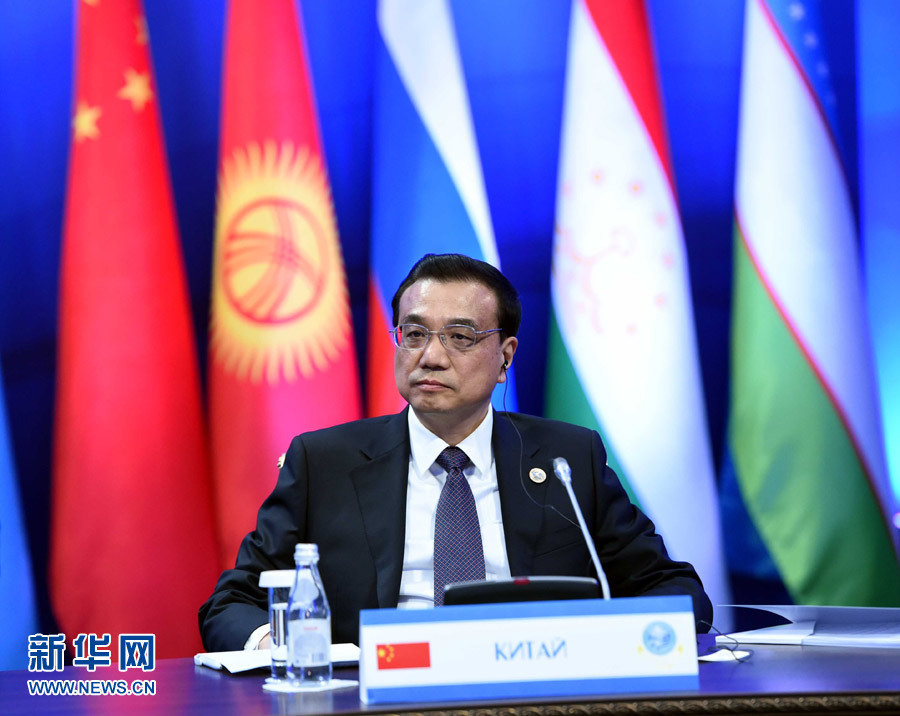 12月15日，中國國務(wù)院總理李克強(qiáng)在阿斯塔納出席上海合作組織成員國政府首腦理事會(huì)第十三次會(huì)議。 新華社記者 饒愛民 攝