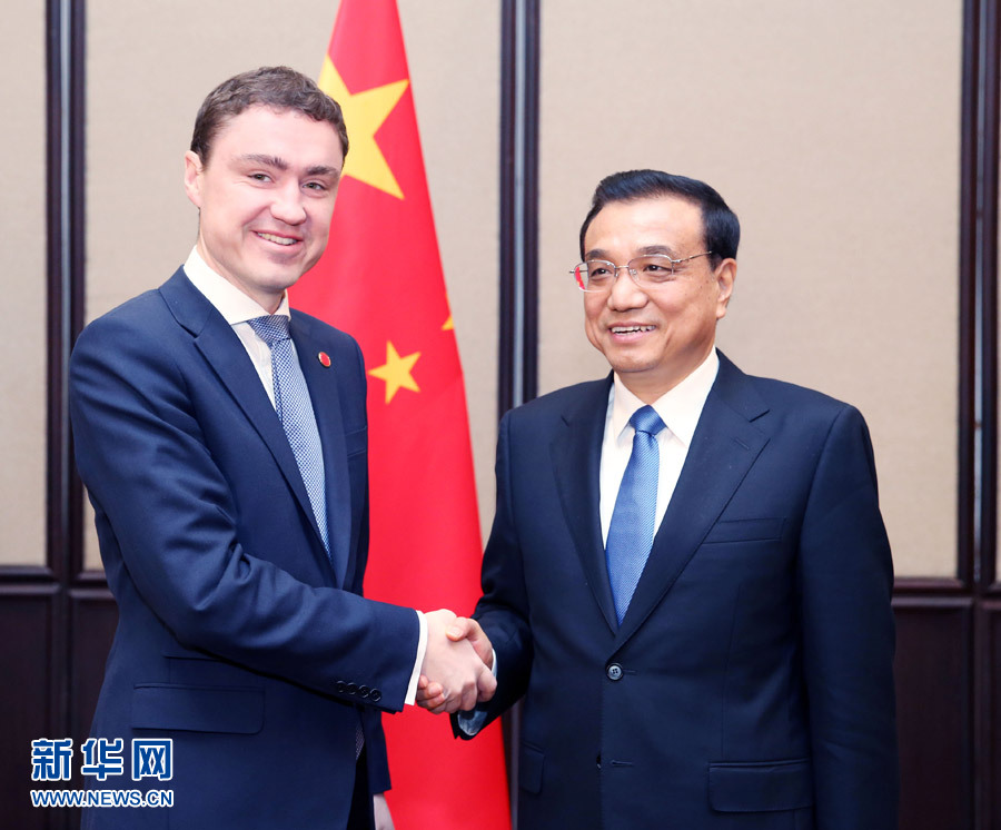 12月17日，中國國務院總理李克強在貝爾格萊德會見愛沙尼亞總理羅伊瓦斯。 新華社記者姚大偉攝 