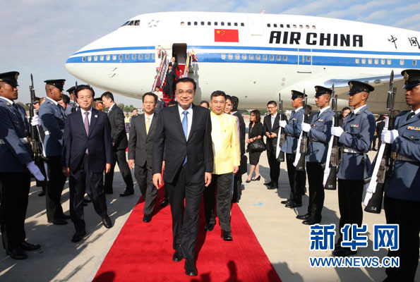 12月19日，中國國務院總理李克強抵達曼谷，出席大湄公河次區(qū)域經(jīng)濟合作領導人第五次會議。新華社記者 龐興雷攝