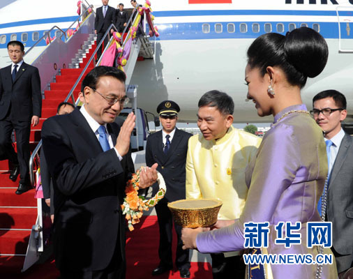 12月19日，中國國務(wù)院總理李克強(qiáng)抵達(dá)曼谷，出席大湄公河次區(qū)域經(jīng)濟(jì)合作領(lǐng)導(dǎo)人第五次會(huì)議。新華社記者饒愛民攝