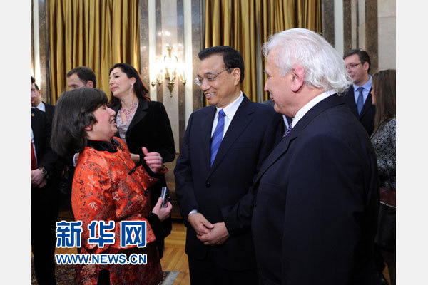 12月18日，中國(guó)國(guó)務(wù)院總理李克強(qiáng)在貝爾格萊德市政廳接受“貝爾格萊德榮譽(yù)市民”證書(shū)，塞爾維亞總理武契奇陪同出席。隨后，李克強(qiáng)同塞各界知名人士親切會(huì)見(jiàn)并互動(dòng)交流。這是李克強(qiáng)同漢學(xué)家波普—采尼奇夫婦親切交談。新華社記者 饒愛(ài)民 攝