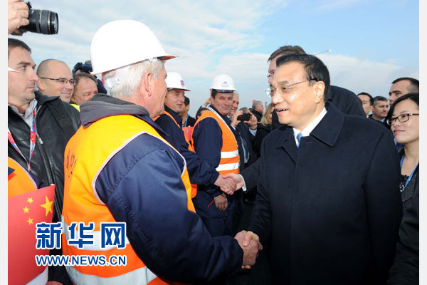 12月18日，中國國務(wù)院總理李克強(qiáng)在貝爾格萊德同塞爾維亞總理武契奇共同出席貝爾格萊德跨多瑙河大橋竣工儀式。這是李克強(qiáng)同大橋建設(shè)者親切交流。新華社記者 饒愛民 攝