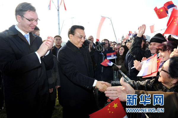 12月18日，中國國務(wù)院總理李克強(qiáng)在貝爾格萊德同塞爾維亞總理武契奇共同出席貝爾格萊德跨多瑙河大橋竣工儀式。這是李克強(qiáng)在儀式現(xiàn)場同塞爾維亞群眾親切握手。新華社記者 饒愛民 攝