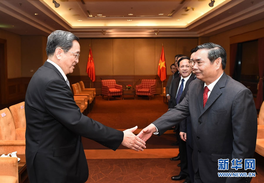 12月25日至27日，中共中央政治局常委、全國政協(xié)主席俞正聲對越南進行正式訪問。這是12月25日，俞正聲在河內(nèi)會見越共中央書記處常務書記黎鴻英。 新華社記者劉建生攝