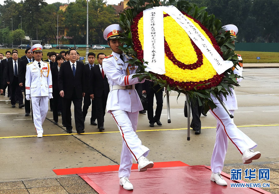 12月25日至27日，中共中央政治局常委、全國政協(xié)主席俞正聲對越南進行正式訪問。 這是12月27日，俞正聲在河內(nèi)瞻仰胡志明主席陵。新華社記者劉建生攝