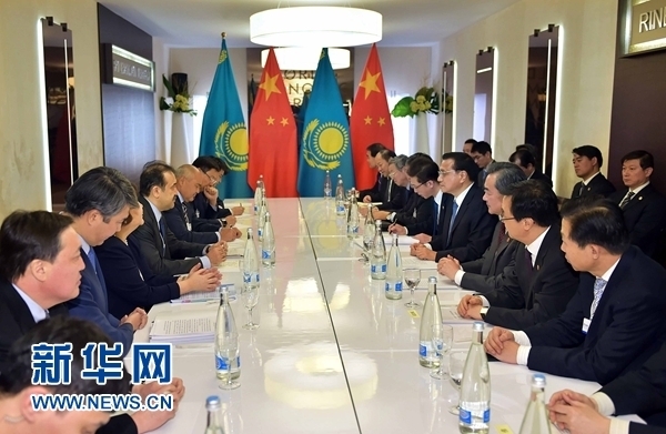 1月21日，中國國務(wù)院總理李克強在瑞士達沃斯會見哈薩克斯坦總理馬西莫夫。 新華社記者 李濤 攝