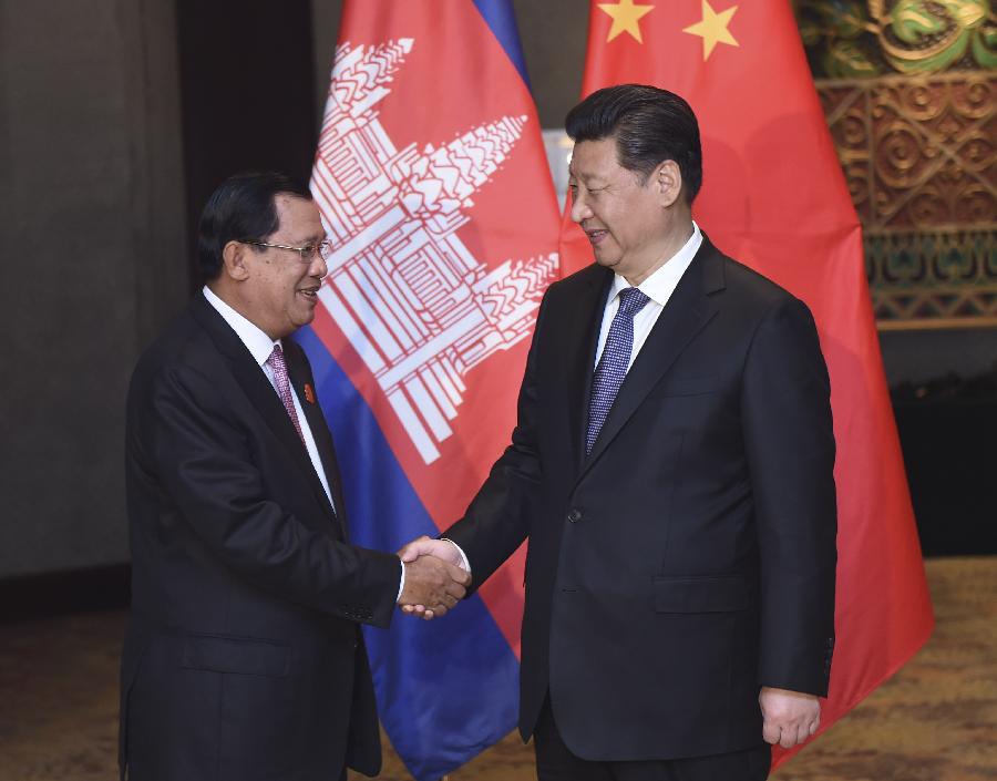 4月23日，國(guó)家主席習(xí)近平在雅加達(dá)會(huì)見(jiàn)柬埔寨首相洪森。新華社記者張鐸攝 
