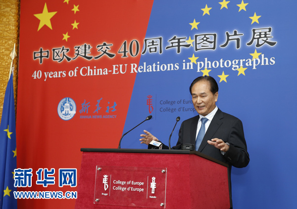 5月18日，正在比利時(shí)訪問的新華社社長(zhǎng)蔡名照在比利時(shí)布魯日歐洲學(xué)院舉行的“中歐建交40周年圖片展”開幕式上致辭。在中歐建交40周年之際，由新華社、歐洲學(xué)院主辦的“中歐建交40周年圖片展”18日在位于比利時(shí)布魯日的歐洲學(xué)院開幕。 新華社記者葉平凡攝 