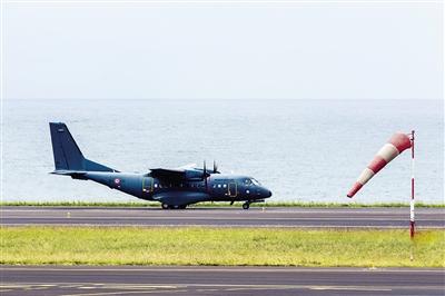 7日，法屬留尼汪島，法國軍事運(yùn)輸機(jī)沿海岸搜尋MH370殘骸。