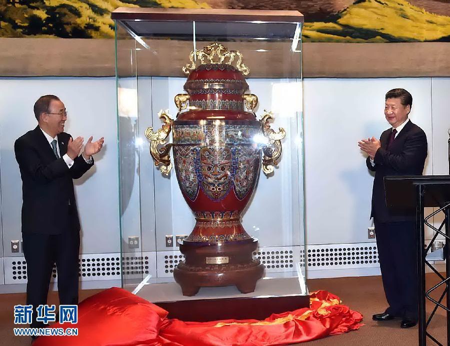 9月27日，國(guó)家主席習(xí)近平在紐約出席中國(guó)向聯(lián)合國(guó)贈(zèng)送“和平尊”儀式。聯(lián)合國(guó)秘書(shū)長(zhǎng)潘基文出席。 新華社記者 李濤 攝 