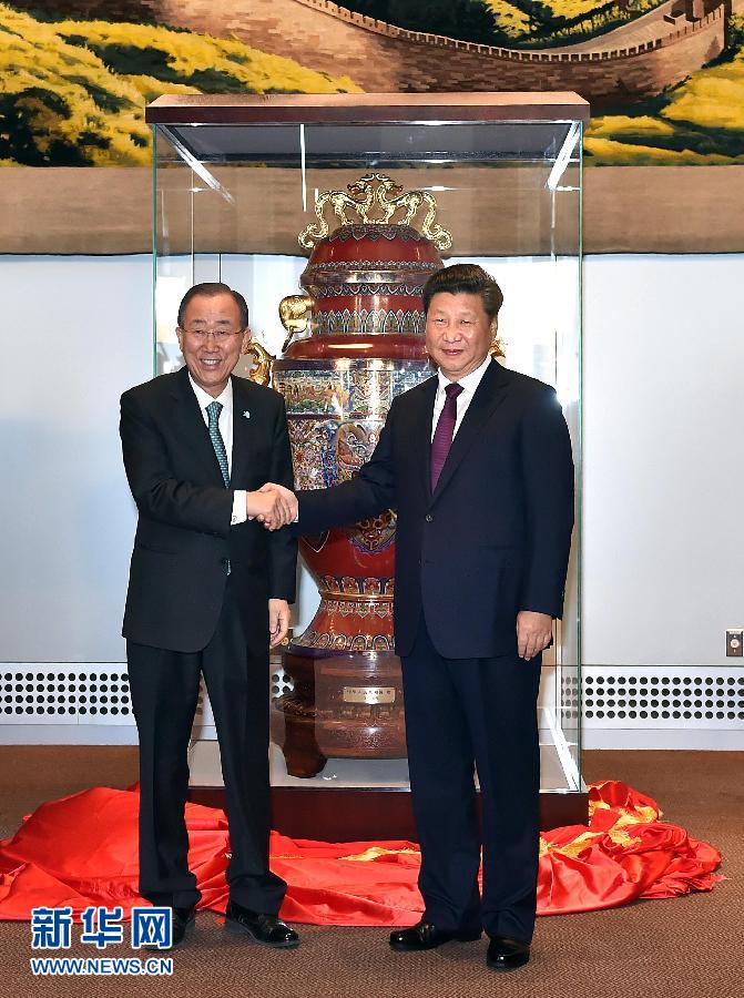  9月27日，國(guó)家主席習(xí)近平在紐約出席中國(guó)向聯(lián)合國(guó)贈(zèng)送“和平尊”儀式。聯(lián)合國(guó)秘書(shū)長(zhǎng)潘基文出席。 新華社記者 李濤 攝 
