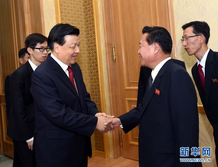 10月9日，在朝鮮進(jìn)行正式友好訪問的中共中央政治局常委、中央書記處書記劉云山與朝鮮勞動(dòng)黨中央政治局委員、中央書記崔龍海舉行會(huì)談。新華社記者 饒愛民 攝