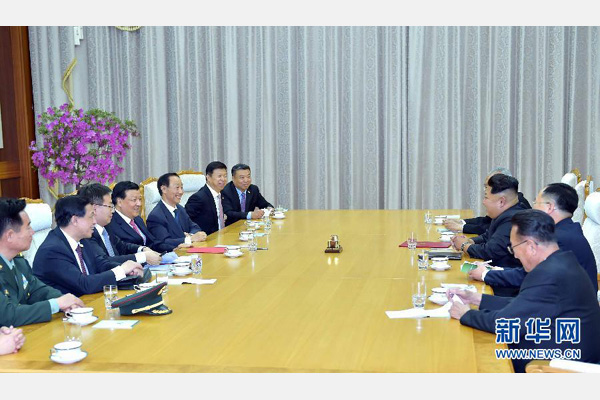 10月9日，中共中央政治局常委、中央書記處書記劉云山在平壤百花園迎賓館會(huì)見朝鮮勞動(dòng)黨第一書記金正恩。 新華社記者 李濤 攝 