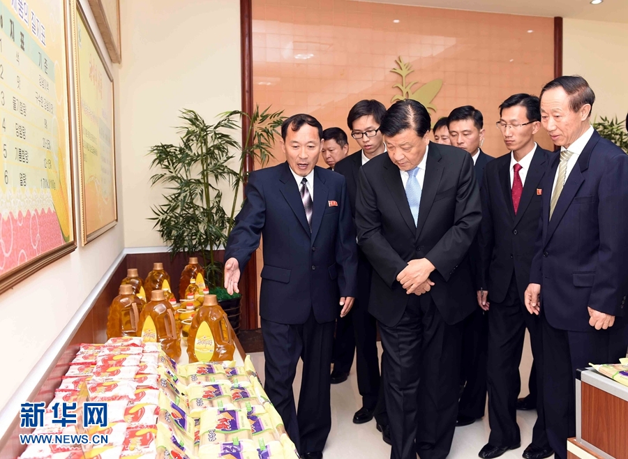 10月11日，中共中央政治局常委、中央書記處書記劉云山參觀考察平壤玉米加工廠。 新華社記者 饒愛民 攝