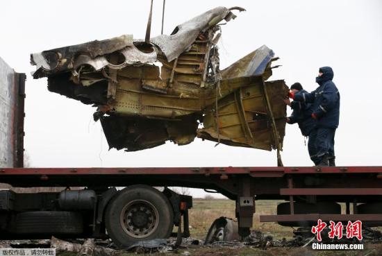 資料圖：2014年11月16日，烏克蘭頓涅茨克地區(qū)，墜毀MH17飛機事故現(xiàn)場成功搜尋到起落架的部分殘骸，一大塊機身殘片等。