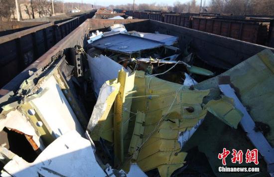資料圖：烏克蘭頓涅茨克，MH17墜毀客機(jī)的殘骸裝上火車。圖片來源：CFP視覺中國