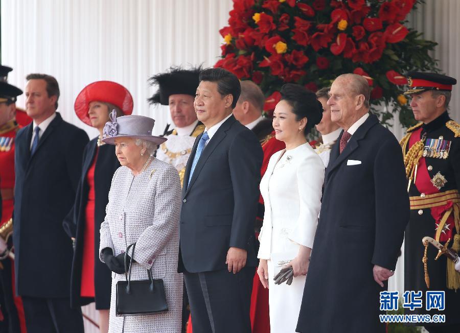 10月20日，對(duì)英國(guó)進(jìn)行國(guó)事訪問(wèn)的國(guó)家主席習(xí)近平出席英國(guó)女王伊麗莎白二世在倫敦騎兵檢閱場(chǎng)舉行的隆重歡迎儀式。 新華社記者 龐興雷 攝