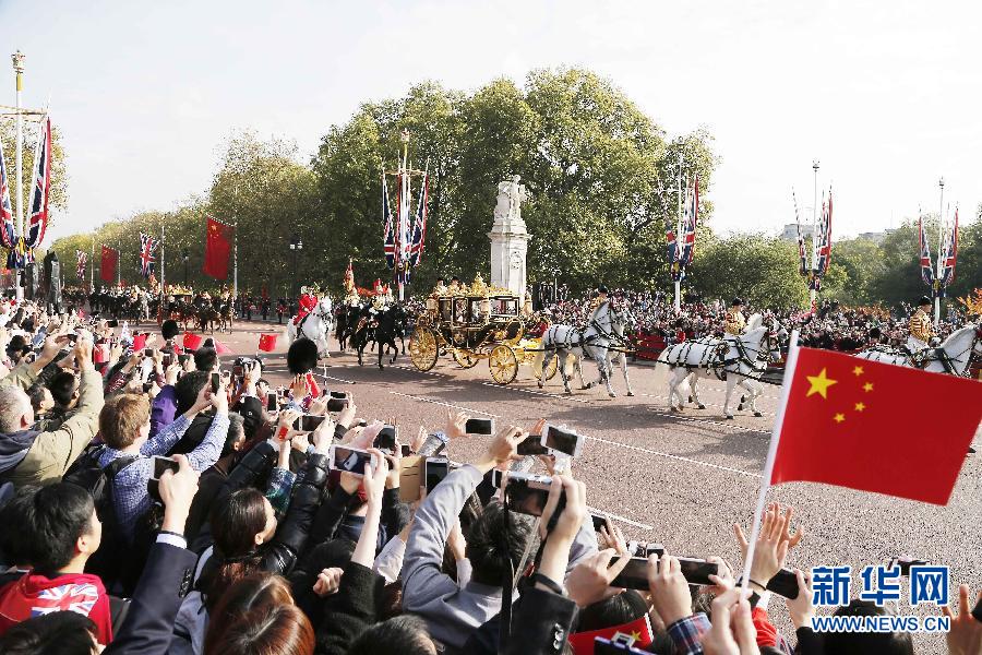這是習(xí)近平和夫人彭麗媛在女王夫婦陪同下，乘坐皇家馬車(chē)前往白金漢宮下榻。新華社記者 周磊 攝