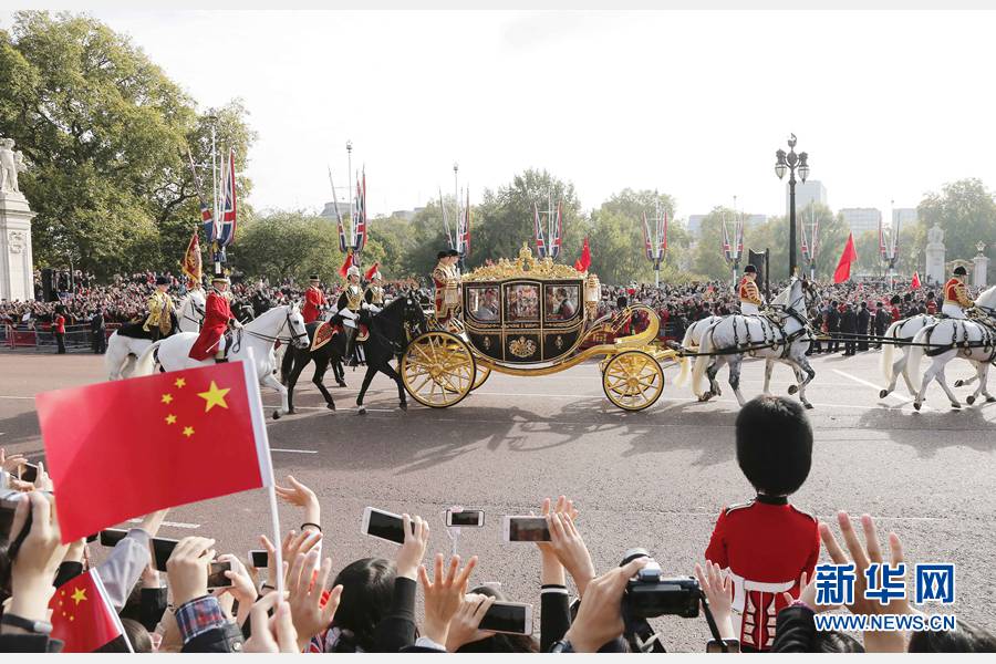 這是習(xí)近平和夫人彭麗媛在女王夫婦陪同下，乘坐皇家馬車(chē)前往白金漢宮下榻。新華社記者 周磊 攝