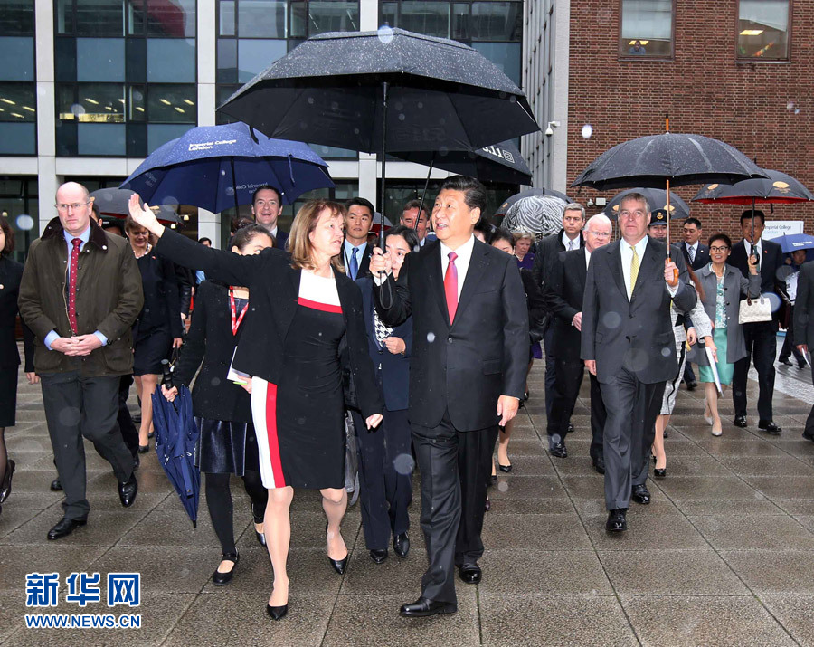 10月21日，國家主席習近平在倫敦參觀帝國理工學院。 新華社記者姚大偉 攝