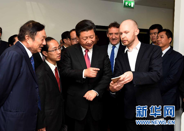 10月21日，國家主席習(xí)近平在倫敦參觀華為英國公司。 新華社記者 饒愛民 攝