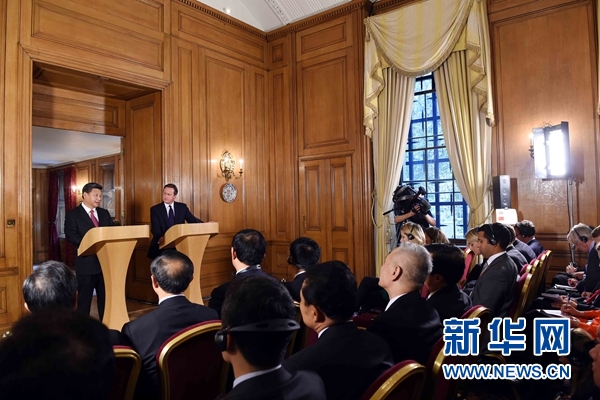 10月21日，國家主席習(xí)近平在倫敦唐寧街首相府同英國首相卡梅倫舉行會談。這是會談結(jié)束后，習(xí)近平和卡梅倫共同會見記者。 新華社記者 饒愛民 攝 