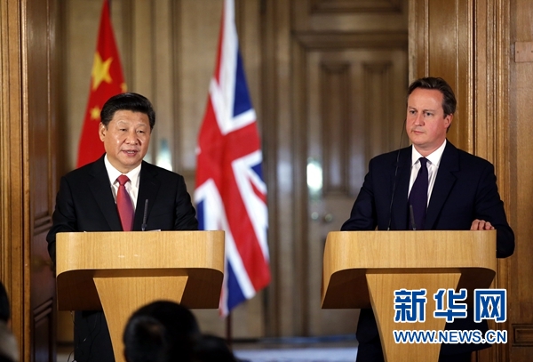 10月21日，國家主席習(xí)近平在倫敦唐寧街首相府同英國首相卡梅倫舉行會談。這是會談結(jié)束后，習(xí)近平和卡梅倫共同會見記者。 新華社記者 鞠鵬 攝 
