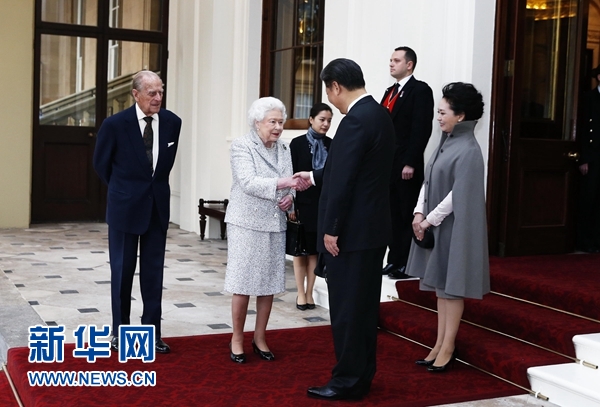 10月22日，國(guó)家主席習(xí)近平和夫人彭麗媛離開白金漢宮。離開前，英國(guó)女王伊麗莎白二世和丈夫菲利普親王專門前來同習(xí)近平夫婦親切話別。新華社記者 鞠鵬 攝