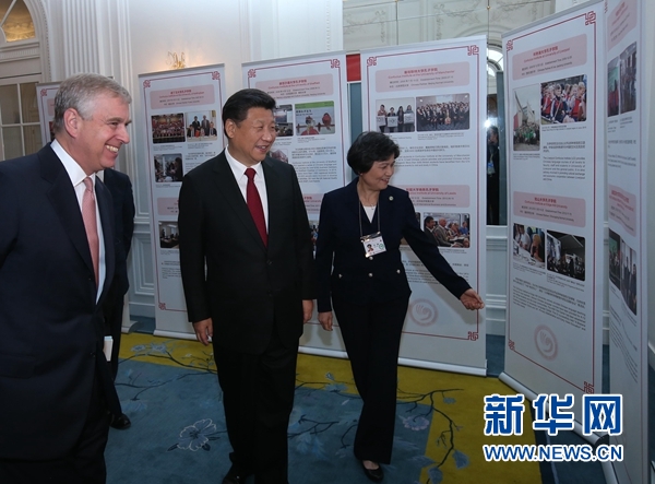 10月22日，國家主席習近平在倫敦出席全英孔子學院和孔子課堂年會開幕式。這是習近平參觀全英孔子學院和孔子課堂成果圖片展。 新華社記者 龐興雷 攝